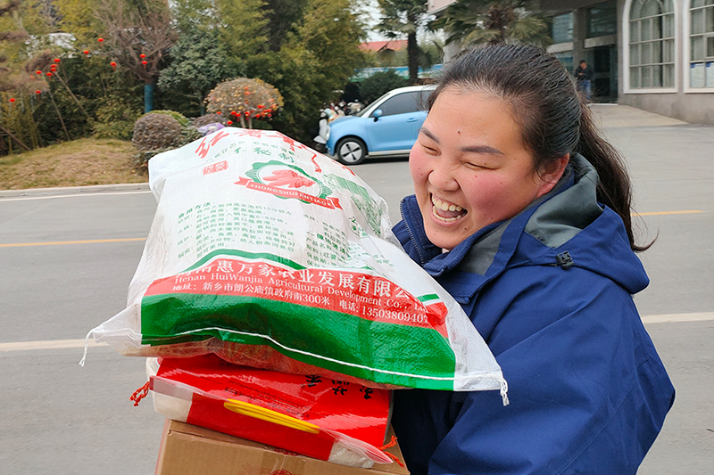 福利品發放現場熱火朝天各單位人員配合默契16